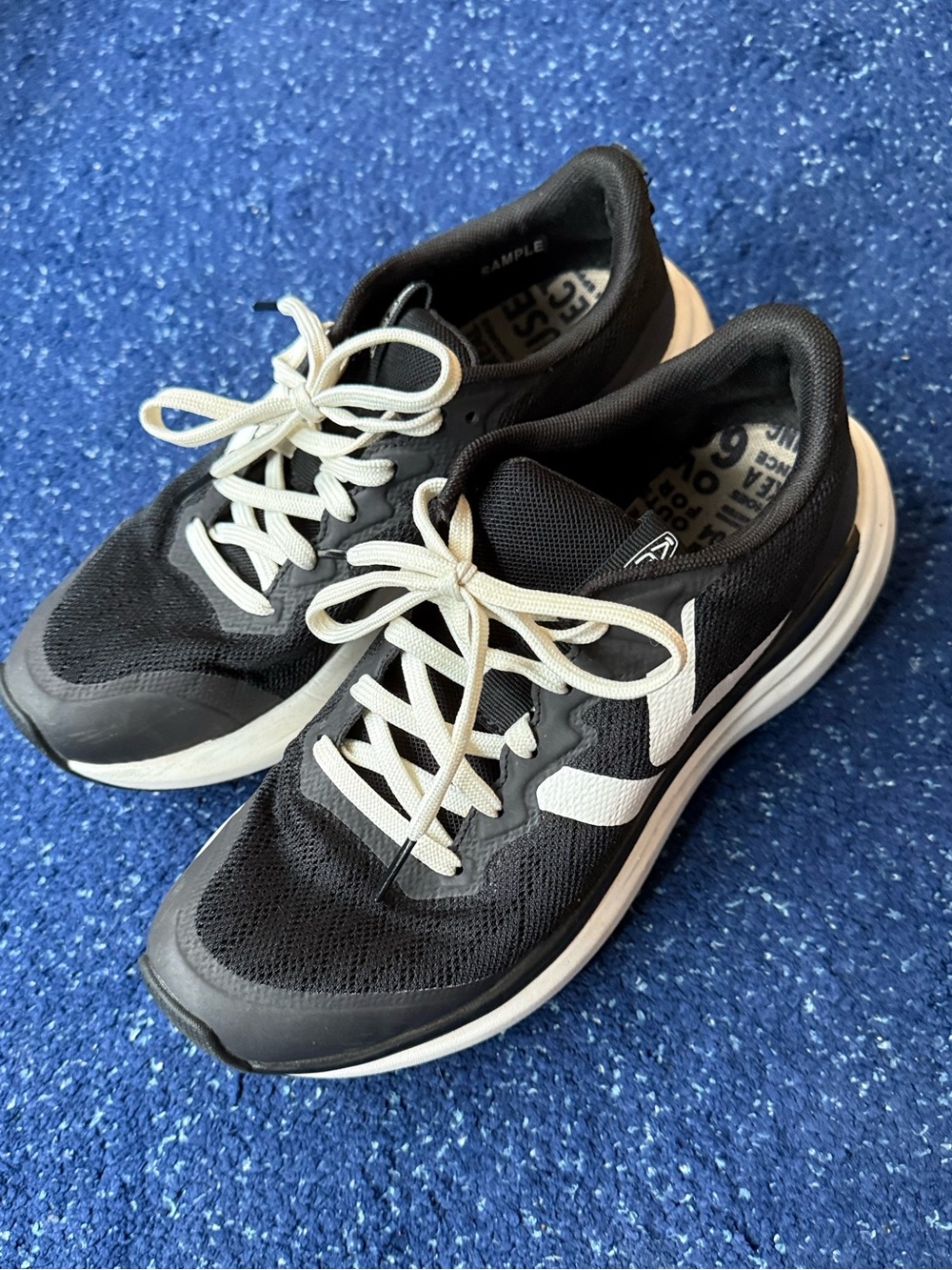 keen women's retro jogger walking shoe casual - like new sz 7 black and white